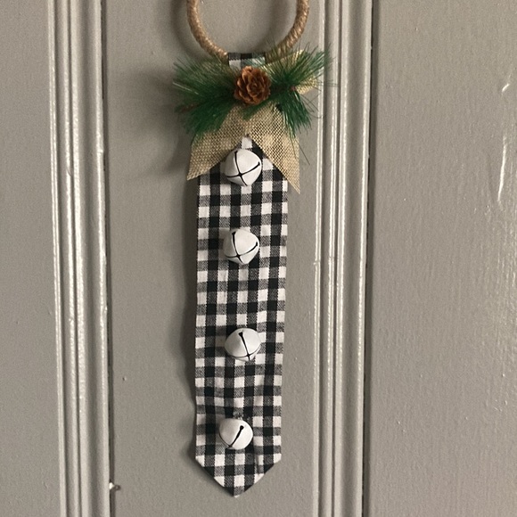 NWT White & Black Buffalo Check Holiday Door Knob Hanger w/ Bells & Pinecone - Picture 5 of 7